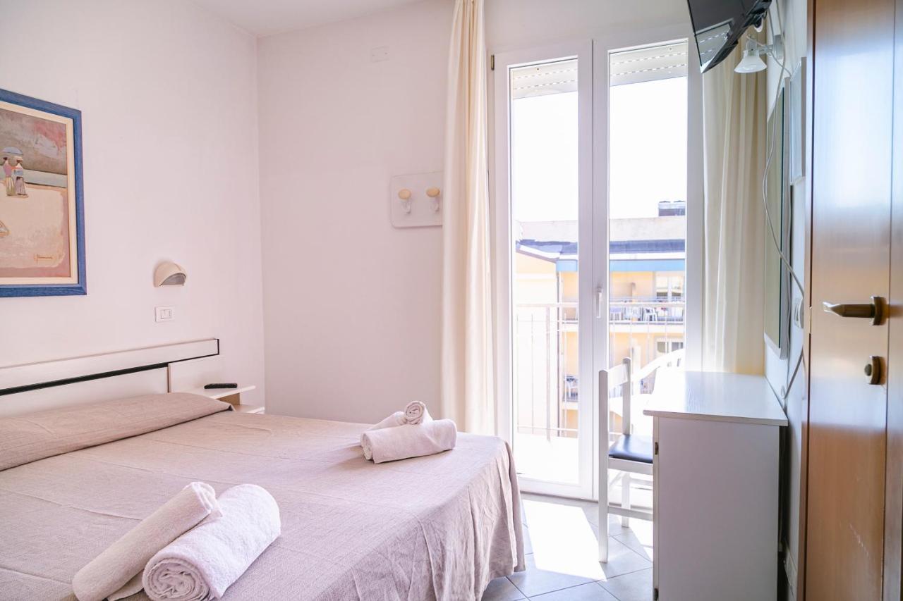 Hotel Royal Inn San Mauro Mare Esterno foto