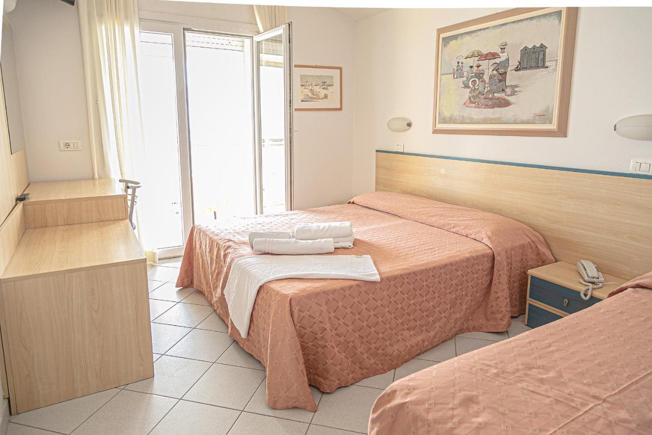 Hotel Royal Inn San Mauro Mare Esterno foto