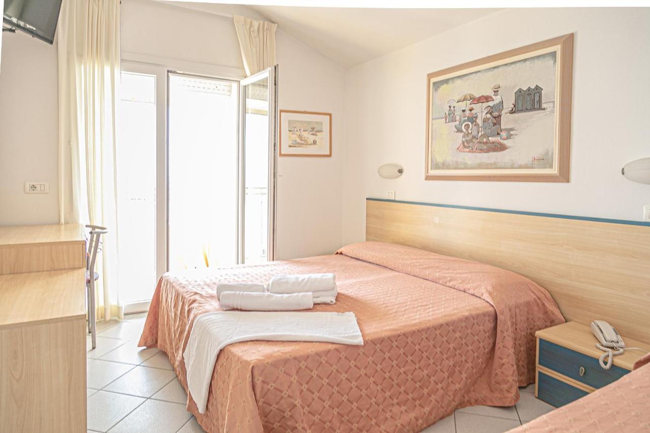 Hotel Royal Inn San Mauro Mare Esterno foto
