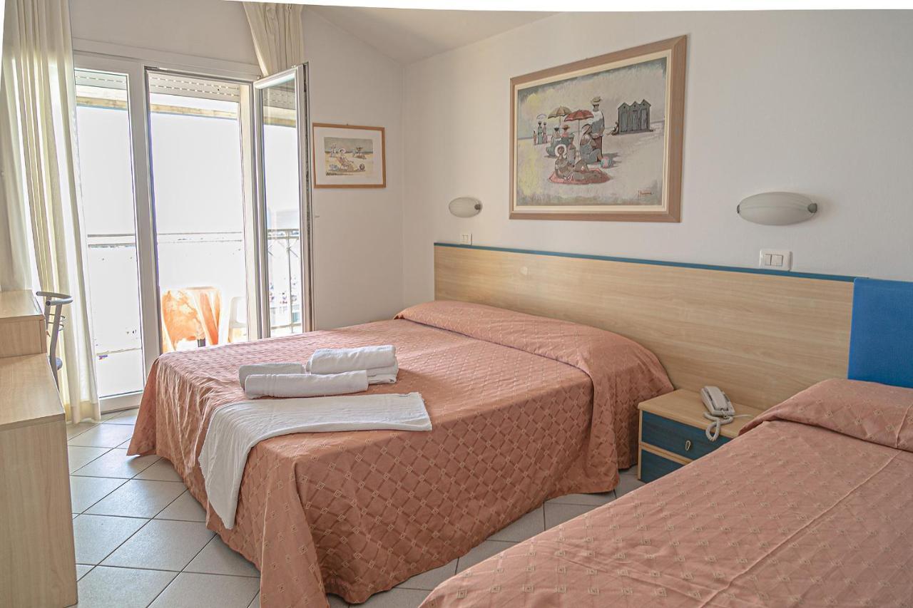 Hotel Royal Inn San Mauro Mare Esterno foto